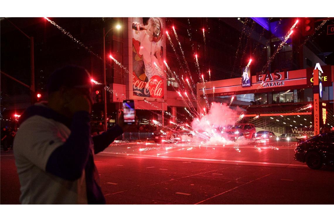 Ein Feuerwerk explodiert in Los Angeles.