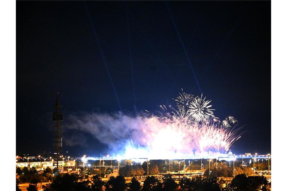 Ein Feuerwerk ist über dem Konzertstadion vom Aussichtshügel Riemer Park beim ersten von zehn Konzerten der britischen Sängerin Adele in München zu sehen.