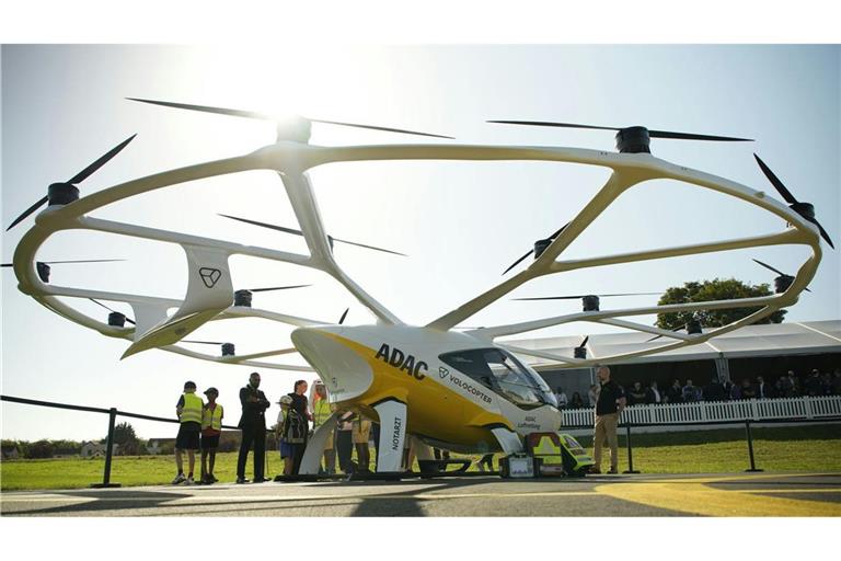 Ein Fluggerät des badischen Flugtaxi-Herstellers Volocopter mit ADAC-Logo steht auf dem Fluplatz des französischen Saint-Cyr-l’École.