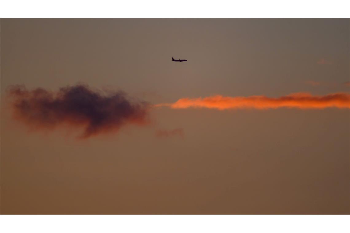 Ein Flugzeug am Abendhimmel über Brandenburg