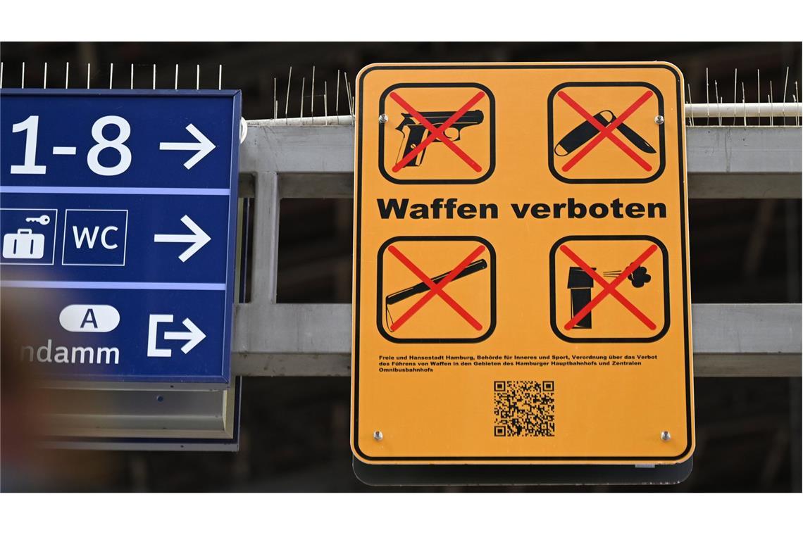 Ein gelbes Schild, das auf das geltende Waffenverbot hinweist, hängt über dem Eingang eines Bahnsteiges am Hauptbahnhof. (Archivbild)