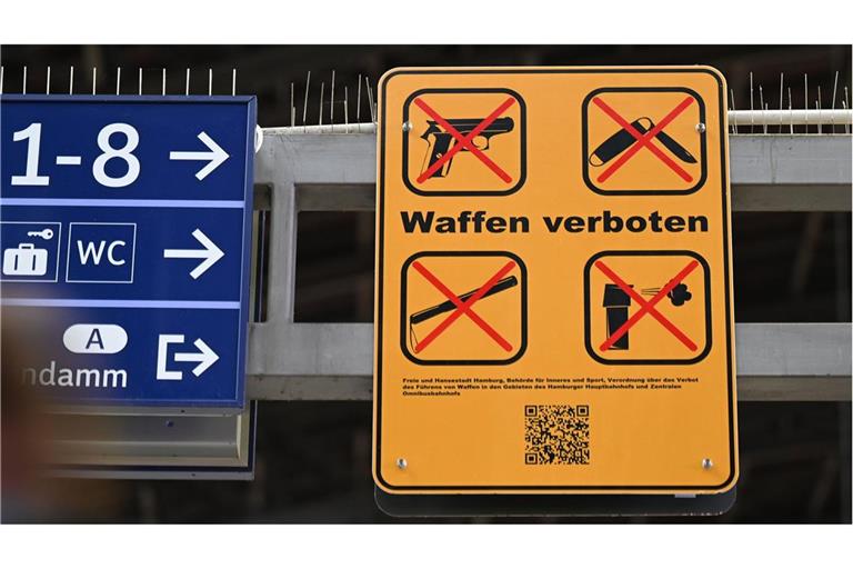 Ein gelbes Schild, das auf das geltende Waffenverbot hinweist, hängt über dem Eingang eines Bahnsteiges am Hauptbahnhof. (Archivbild)