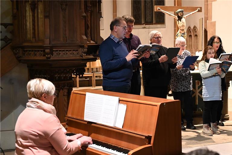 Ein generationenübergreifendes Gesangsensemble unter Leitung von Henriette Schöwitz mit Larisa Posunko (links) als Begleitung am Klavier begeistert die Zuschauer. Fotos: Elisabeth Klaper