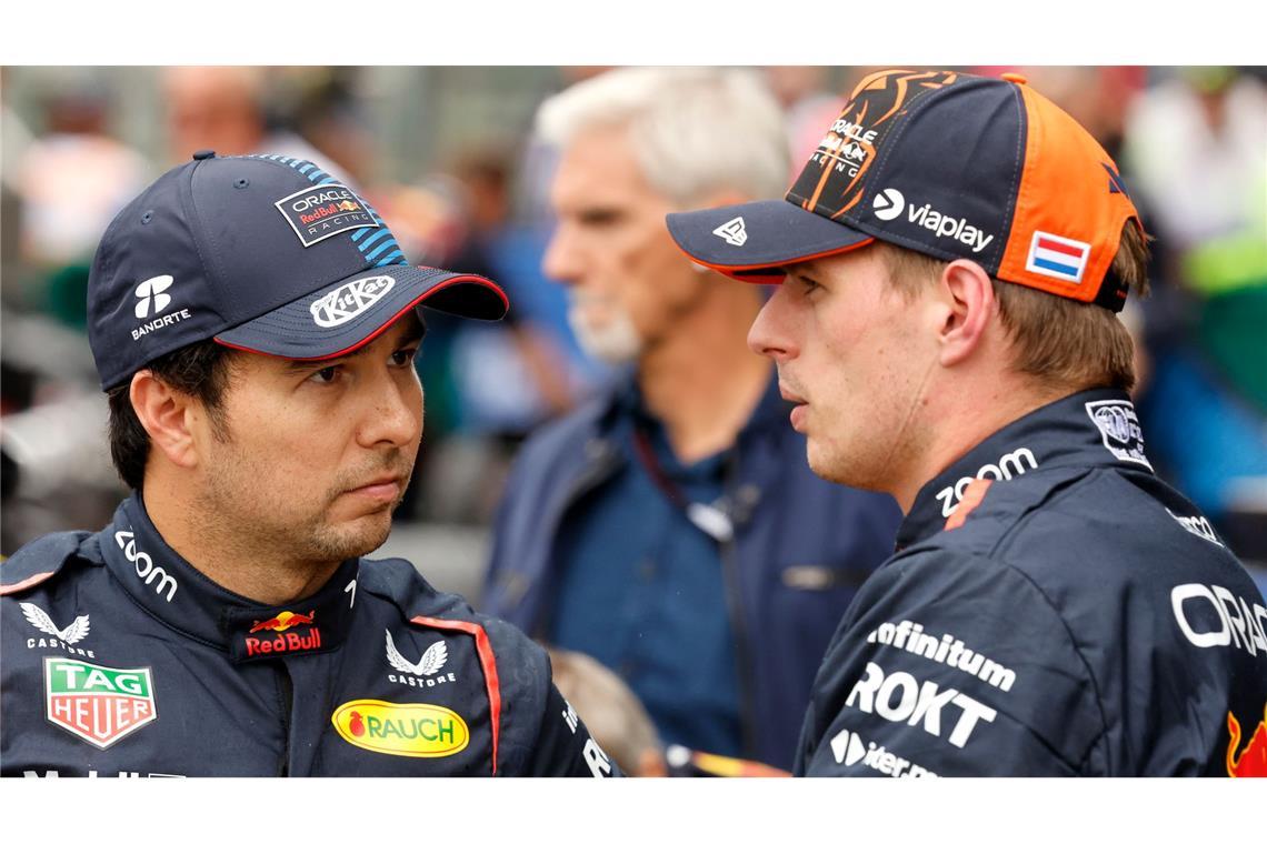 Ein Gespräch unter Teamkollegen: Sergio Perez und Max Verstappen.