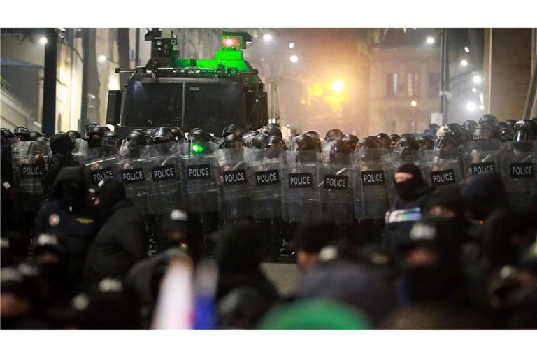 Ein Großaufgebot von Sicherheitskräften und zahlreiche Demonstranten stehen sich bei den Protesten gegenüber.