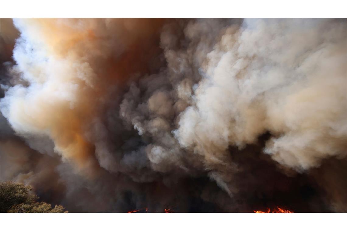 Ein Großbrand in Südkalifornien schlägt Tausende Anwohner in die Flucht.