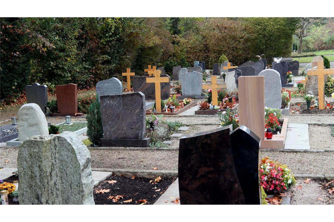 Ein großer Grabstein fällt auf einen Friedhofsgärtner. Der Gärtner wird schwer verletzt. (Symbolbild)