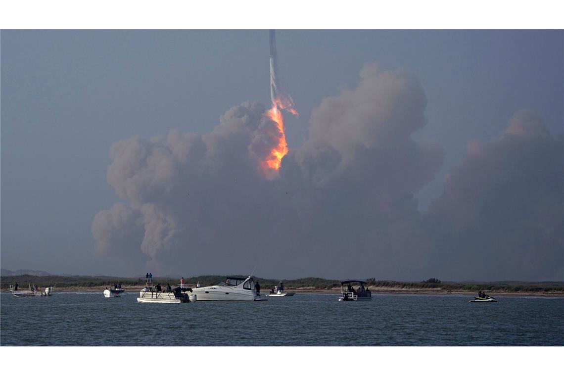 Ein großer Raketenstart wirkt nicht nur auf Menschen gewaltig. Auch die Atmosphäre ändert sich dadurch.