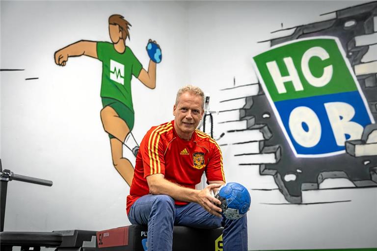 Ein Handballer mit Fußballexpertise: Rainer Rühle in einem alten Trikot der Spanier, auf deren EM-Titel er getippt hat. Foto: Alexander Becher