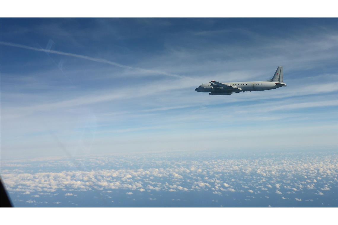 Ein Handout-Foto der Luftwaffe von dem russischen Aufklärer, der heute einen Alarmstart der Luftwaffe der Bundeswehr ausgelöst hat.