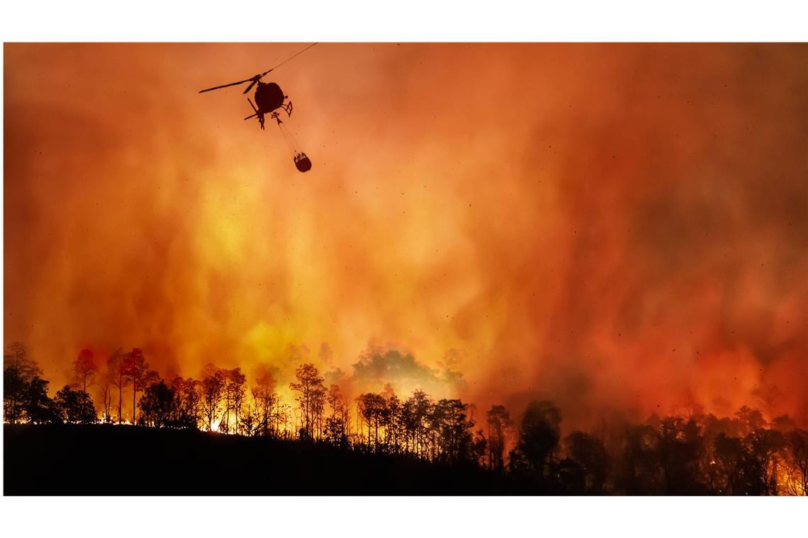 Ein Helikopter fliegt einen Löscheinsatz im brasilianischen Teil des Amazonas.