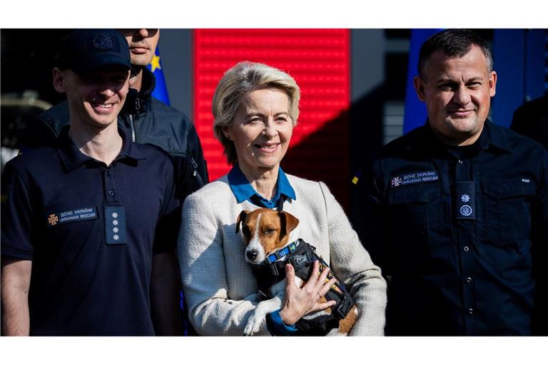 Ein Herz für den Minensuchhund Patron zeigt Ursula von der Leyen.