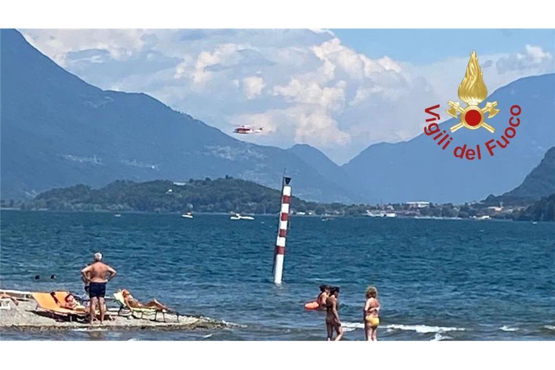 Ein Hubschrauber der italienischen Feuerwehr fliegt über den Comer See.