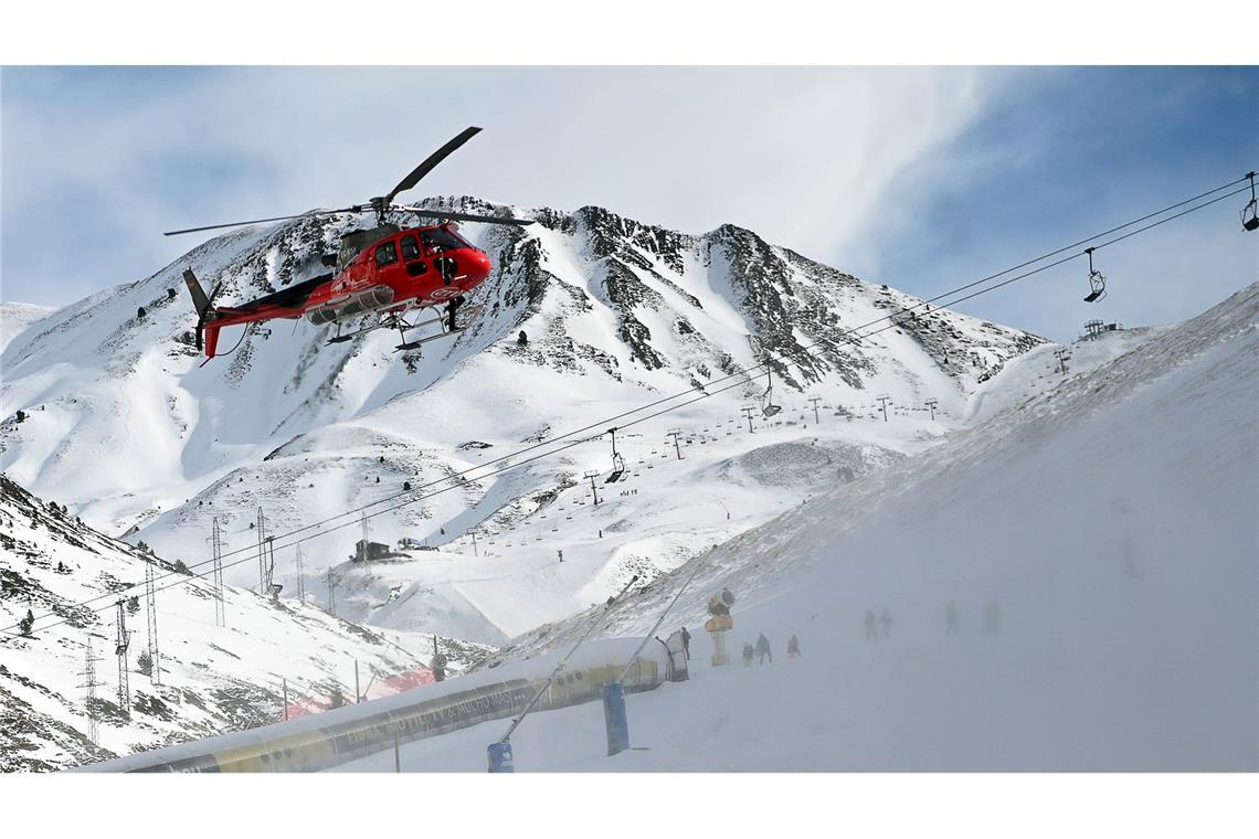 Ein Hubschrauber fliegt nach Skilift-Unfall mit mehr als 30 Verletzten über spanischem Skigebiet Astún.