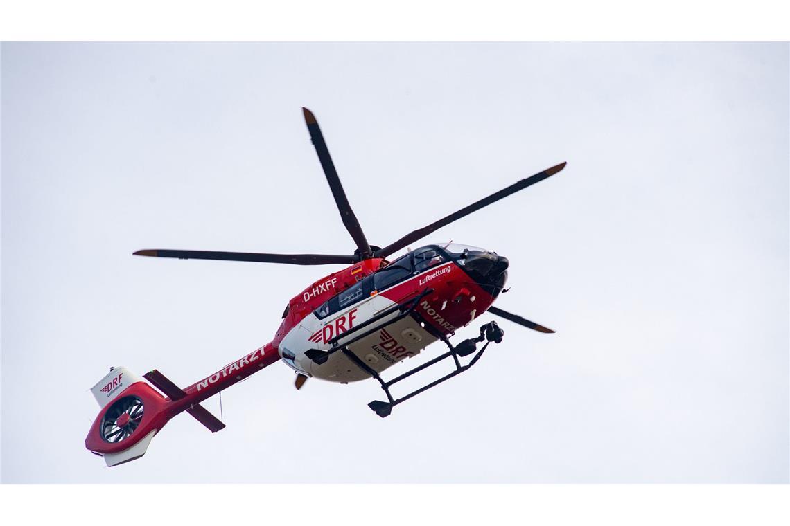 Ein Hubschrauber hat die 13-Jährige in ein Krankenhaus geflogen. (Symbolbild)