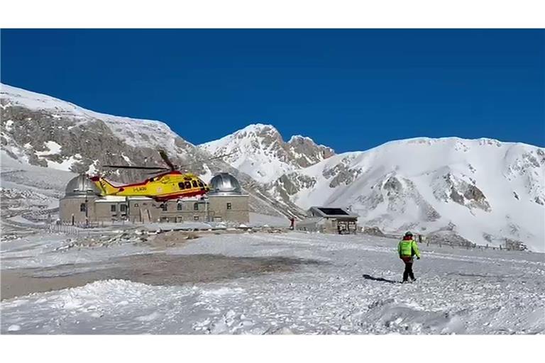 Ein Hubschrauber suchte in den italienischen Abruzzen nach den zwei vermissten Bergsteigern im Massiv Gran Sasso.