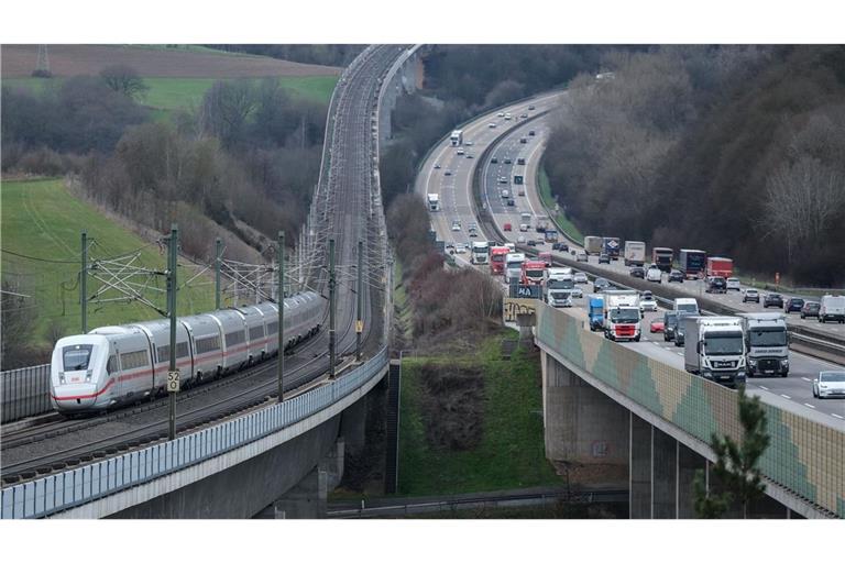 Ein ICE der Deutschen Bahn fährt auf der Hochgeschwindigkeitsstrecke zwischen Frankfurt und Köln neben der Autobahn. (Foto Archiv).