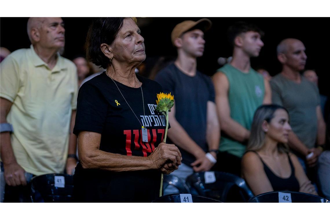 Ein Jahr nach dem Massaker der Hamas in Israel haben viele Menschen der Opfer gedacht.