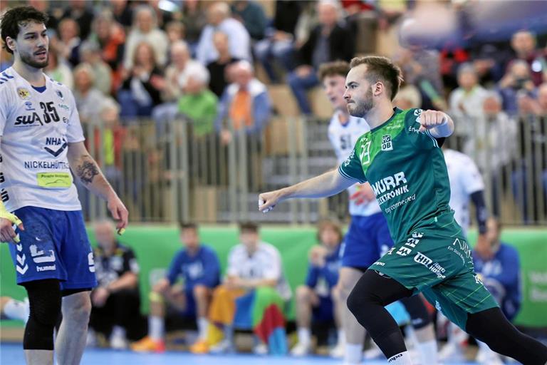 Ein jubelnder HCOB-Handballer Nils Eilers, bedröppelt dreinschauende Gäste aus Aue – das wiederholt sich sechsmal. Foto: Alexander Becher