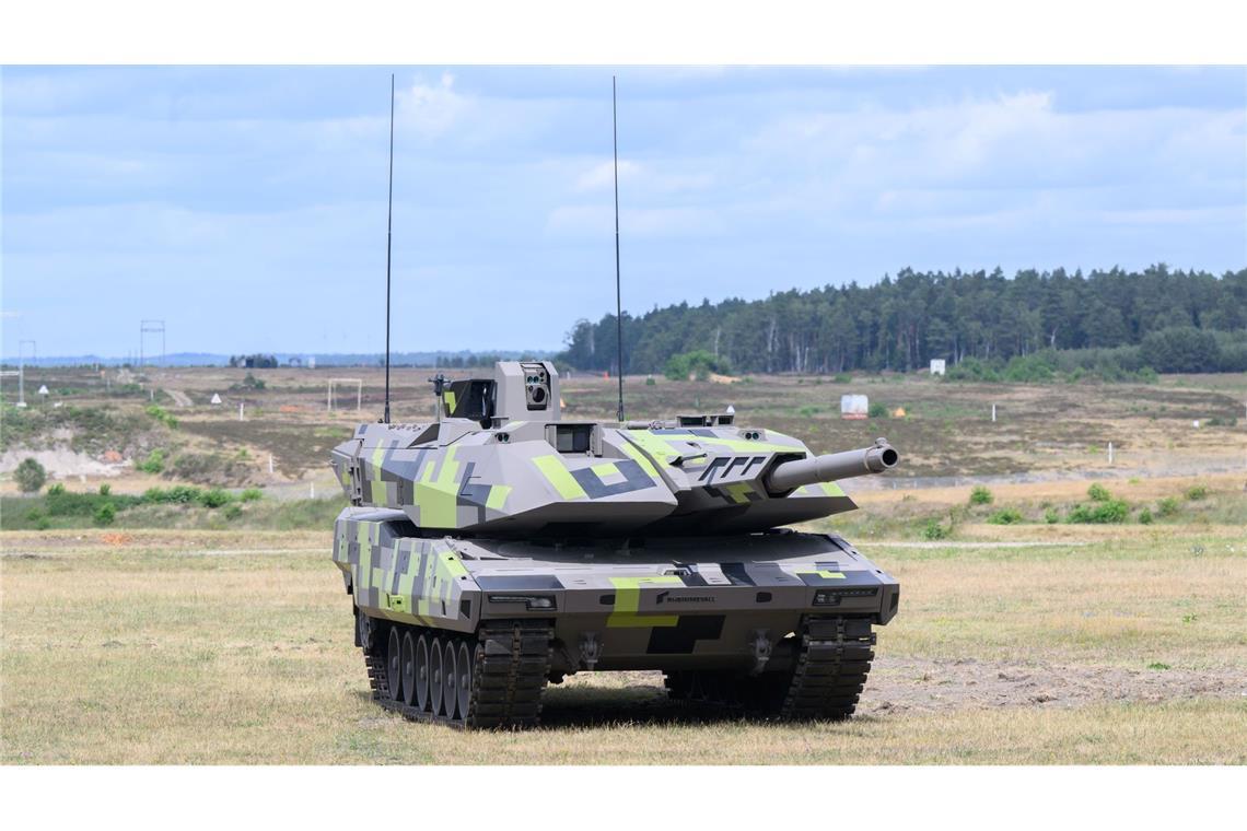 Ein Kampfpanzer Panther KF51 steht im Rheinmetall-Werk Unterlüß in Niedersachsen. Auf Basis dieses Panzers will Rheinmetall zusammen mit Leonardo einen neuen Kampfpanzer bauen.