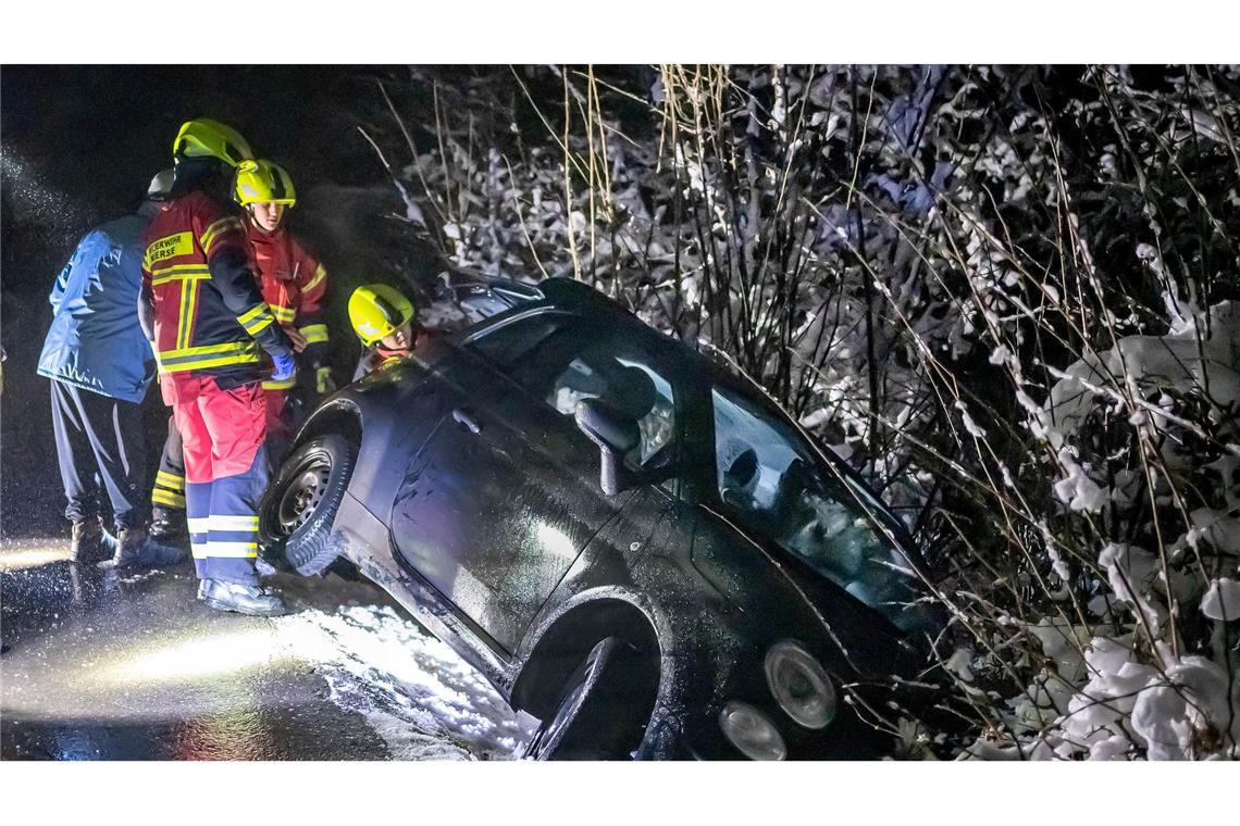 Ein Kleinwagen rutschte bei Straßenglätte im westlichen Sauerland in einen Graben.