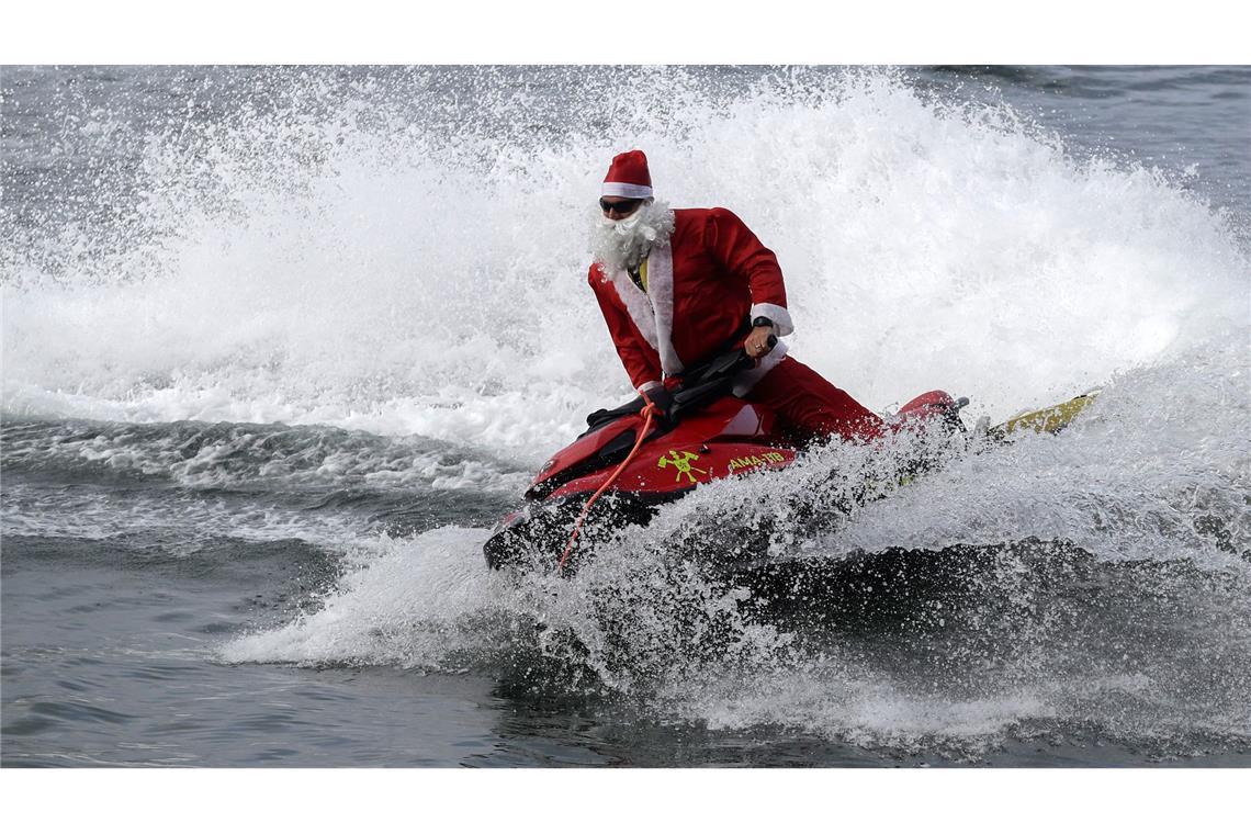 Ein konventioneller Schlitten wäre für den Weihnachtsmann in Brasilien mangels Schnee wohl nutzlos. Da fährt er lieber Jetski.