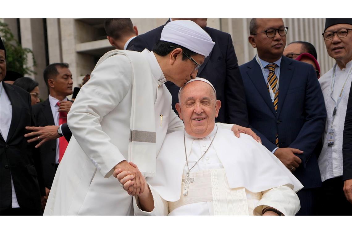 Ein Küsschen für den Heiligen Vater: Großimam Nasaruddin Umar küsst Papst Franziskus zum Abschied in der Istiqlal-Moschee in Jakarta. Der Papst ist auf einer Reise durch Südostasien und Ozeanien.