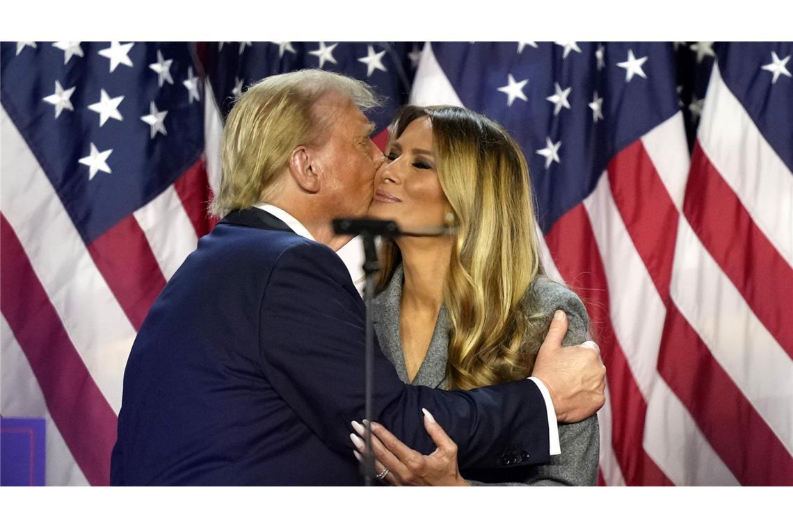 Ein Küsschen für die wahrscheinlich neue alte First Lady: Donald Trump mit seiner Frau Melania.