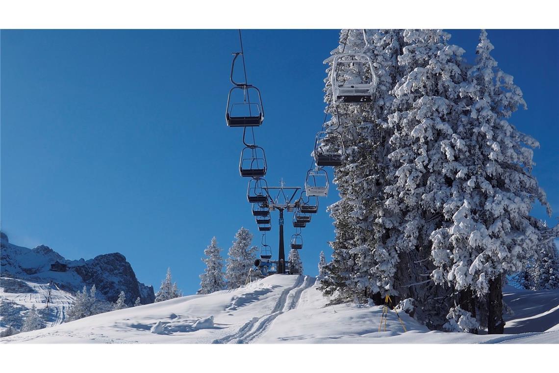 Ein leerer Sessellift im noch nicht geöffneten Skigebiet von Garmisch-Partenkirchen. Die Vorbereitungen für die Saisoneröffnung laufen, doch nach zwei guten Jahren könnte die Zahl der Wintergäste in den Alpen krisenbedingt sinken.