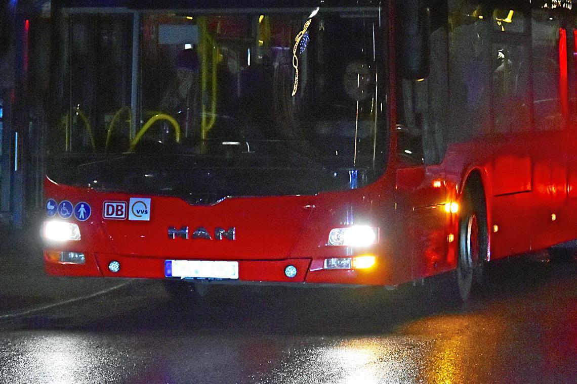 Backnang: Unbekannter wirft mit Stein auf Linienbus