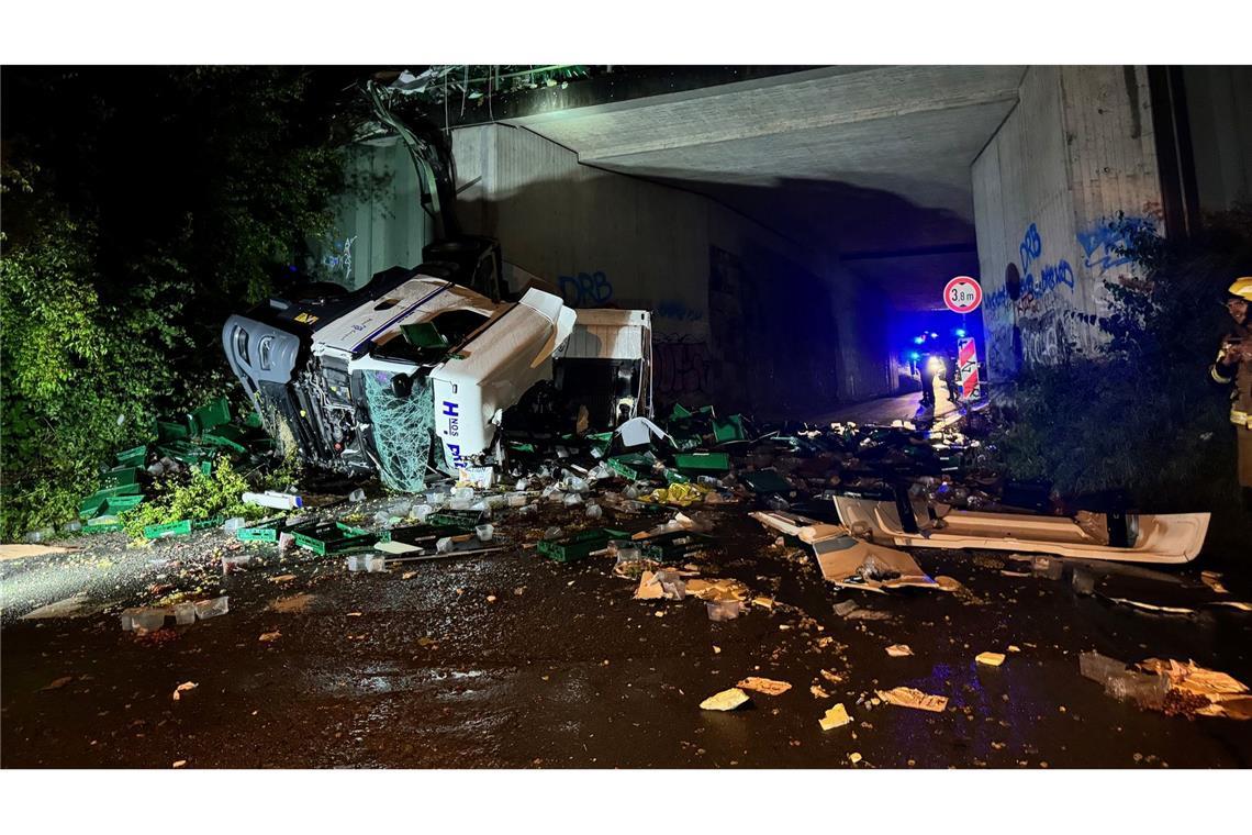 Ein Lkw ist von einer Autobahnbrücke auf eine darunterliegende Straße gestürzt.