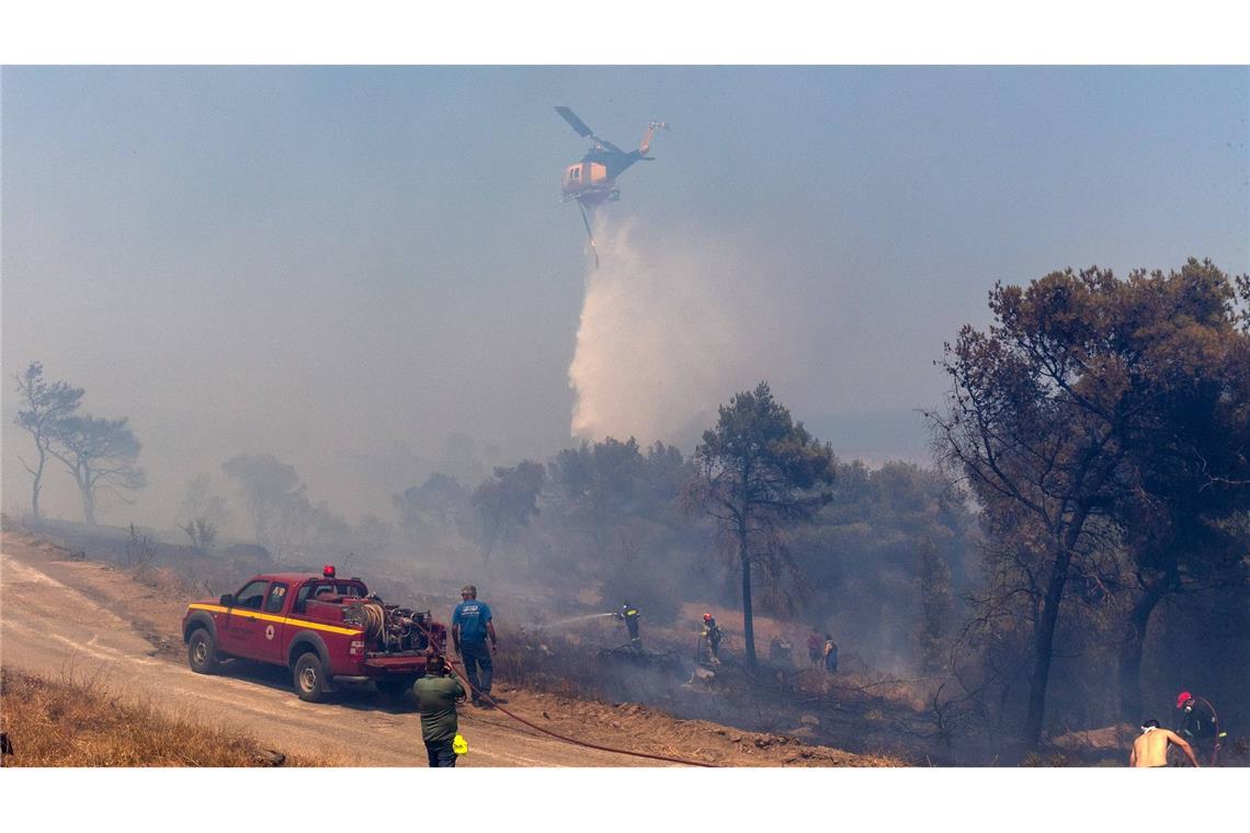 Ein Löschhubschrauber wirft Wasser auf einen Waldbrand in Keratea, südöstlich von Athen.