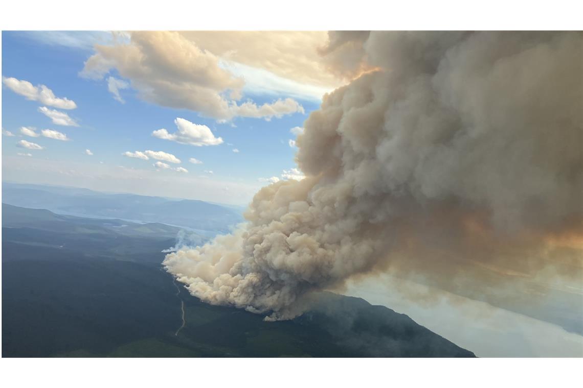 Ein Luftbild des BC Wildfire Service zeigt einen Waldbrand am 18. August 2024 in der Nähe von Deep Creek im Nordwesten British Columbias.