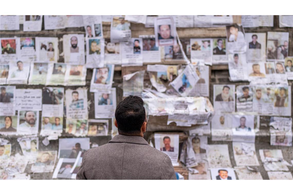 Ein Mann begutachtet an einem Denkmal in Damaskus die Porträts von Vermissten, deren Familien sagen, dass sie vom Assad-Regime entführt wurden.