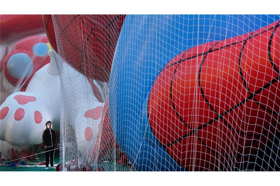 Ein Mann blickt auf die Ballons, die für die Macy's Thanksgiving Day Parade in New York vorbereitet werden.