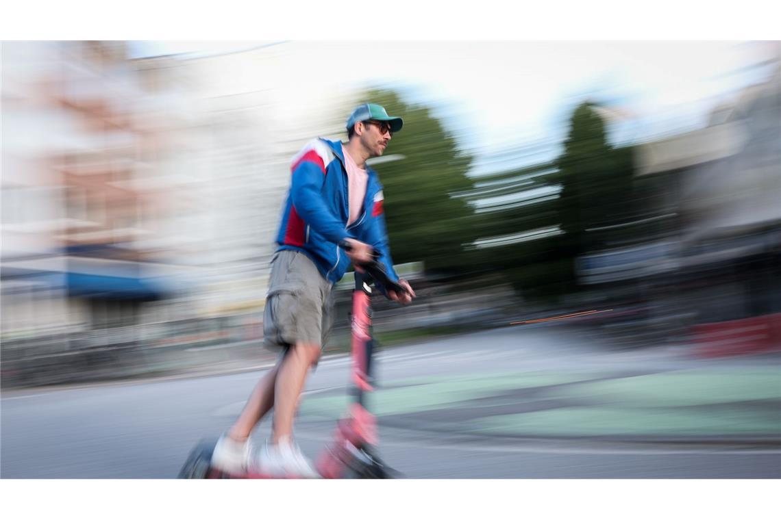 Ein Mann in Hamburg ist auf einem E-Scooter unterwegs. Die Bundesregierung plant neue Regeln zu E-Scootern.