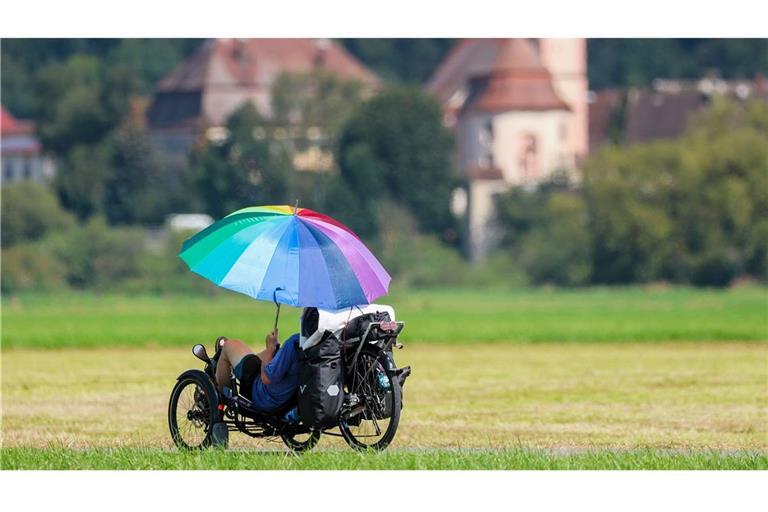 Ein Mann ist bei Temperaturen von über 30 Grad auf dem Donau-Radweg bei Riedlingen-Zell unterwegs.