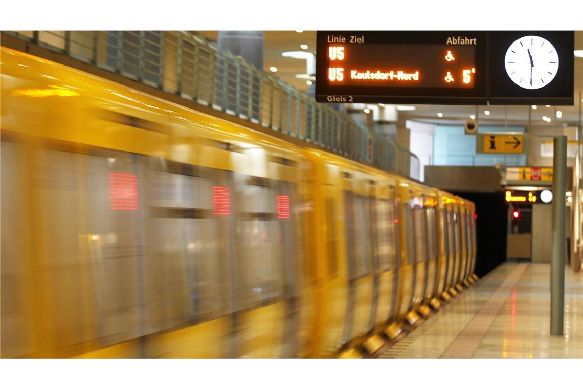 Ein Mann wurde in der Nacht zu Sonntag von einer U-Bahn in Berlin mitgeschleift. (Symbolbild)