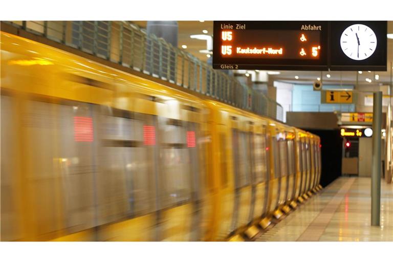 Ein Mann wurde in der Nacht zu Sonntag von einer U-Bahn in Berlin mitgeschleift. (Symbolbild)