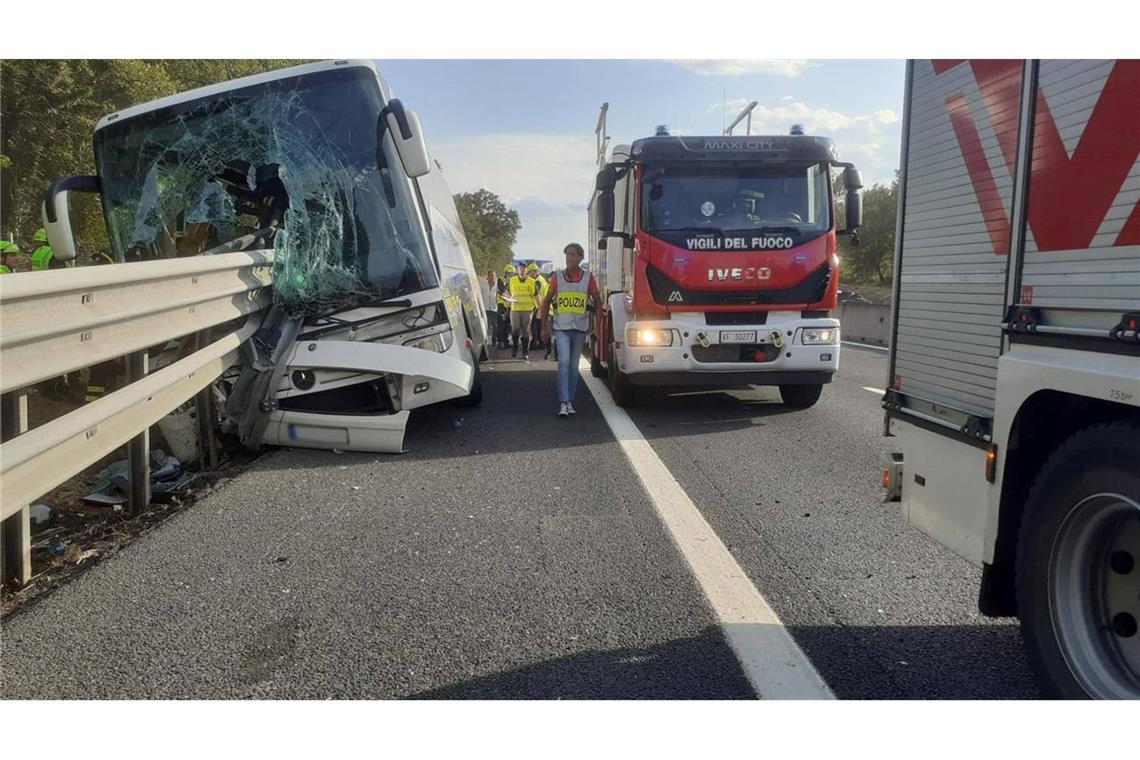 Ein Mensch starb bei dem Unfall, 25 wurden verletzt.