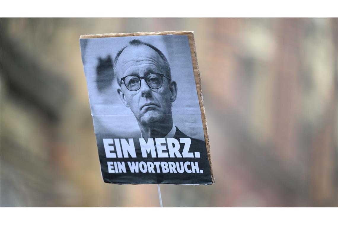 "Ein Merz. Ein Wortbruch." steht bei einer Demonstration in Bremen auf einem Schild.