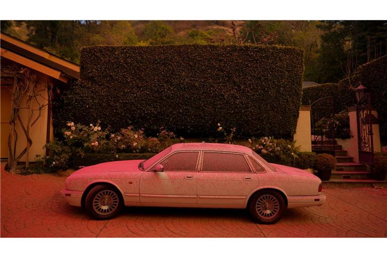 Ein mit Löschmittel bedecktes teures Auto in Los Angeles.