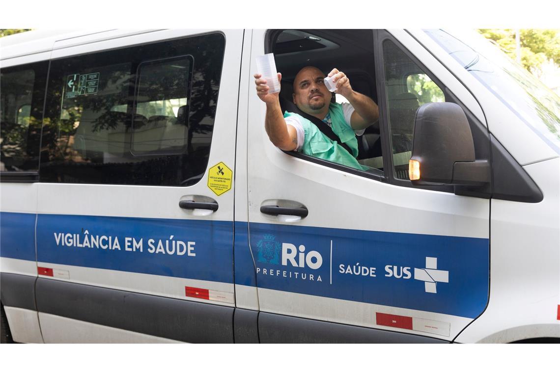 Ein Mitarbeiter des brasilianischen Instituts Fiocruz setzt in Rio de Janeiro Gelbfiebermücken frei, die mit Wolbachia-Bakterien modifiziert wurden. (Archivbild)