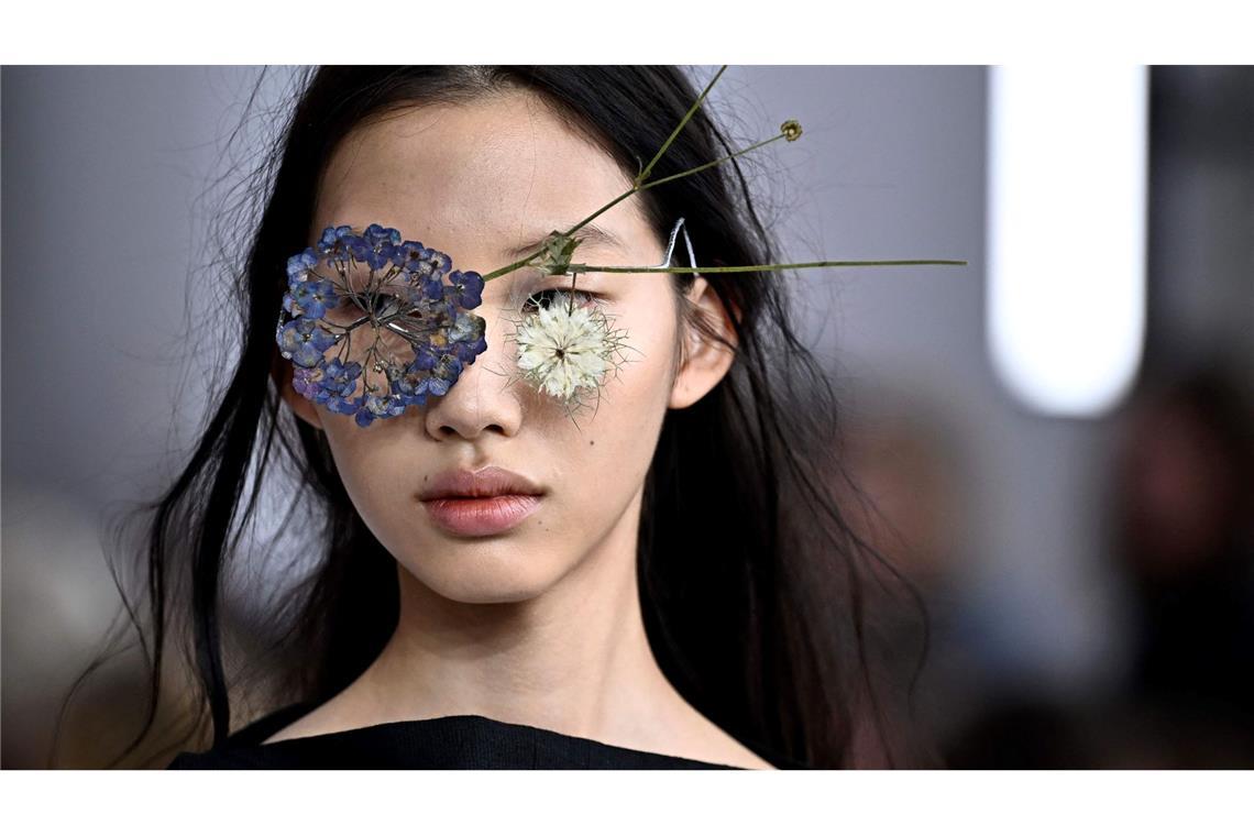 Ein Model präsentiert eine "blumige" Kreation von Issey Miyake bei der Vorführung der Spring-Summer 2025 Kollektion.