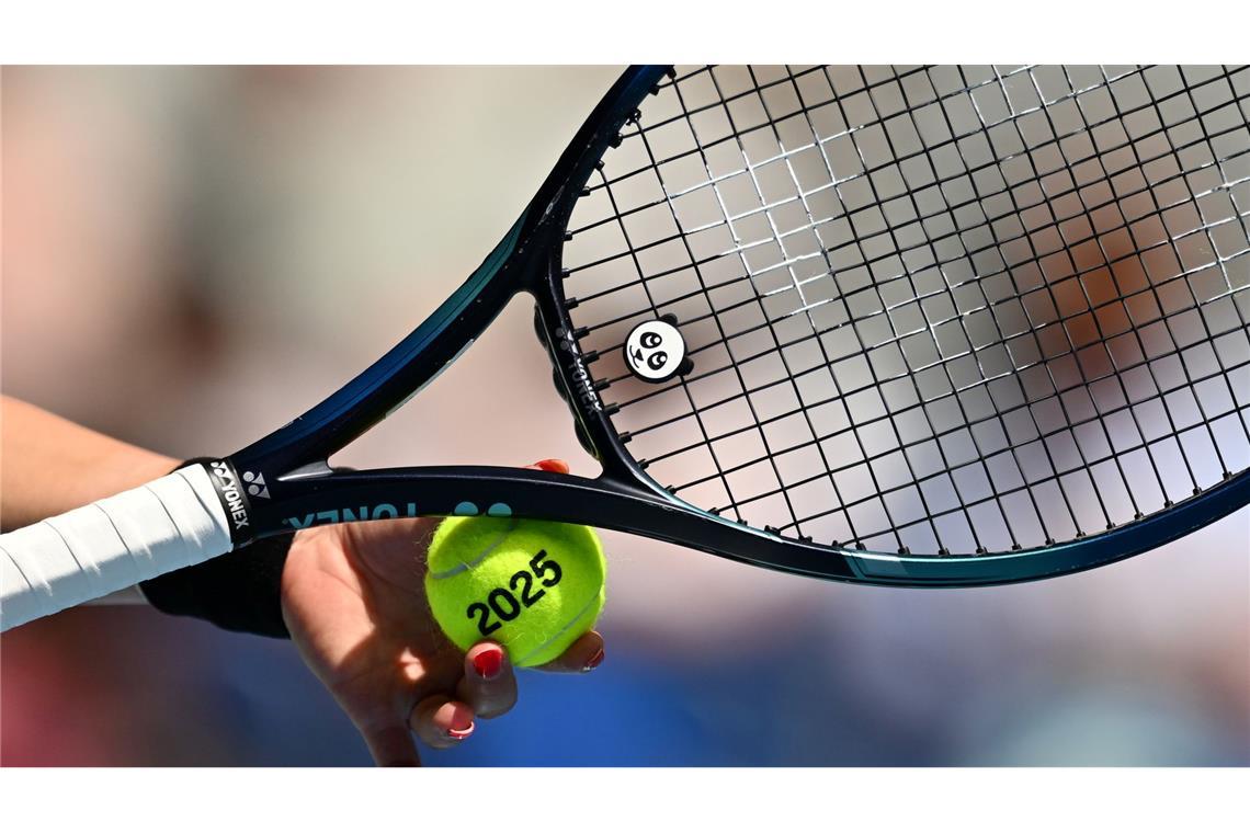 Ein Panda als Schlägerdämpfer von Laura Siegemund bei den Australian Open.