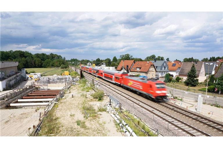 Ein Personenzug passiert die Tunnelbaustelle an der Rheintalbahn bei Rastatt-Niederbühl. (Archivbild)