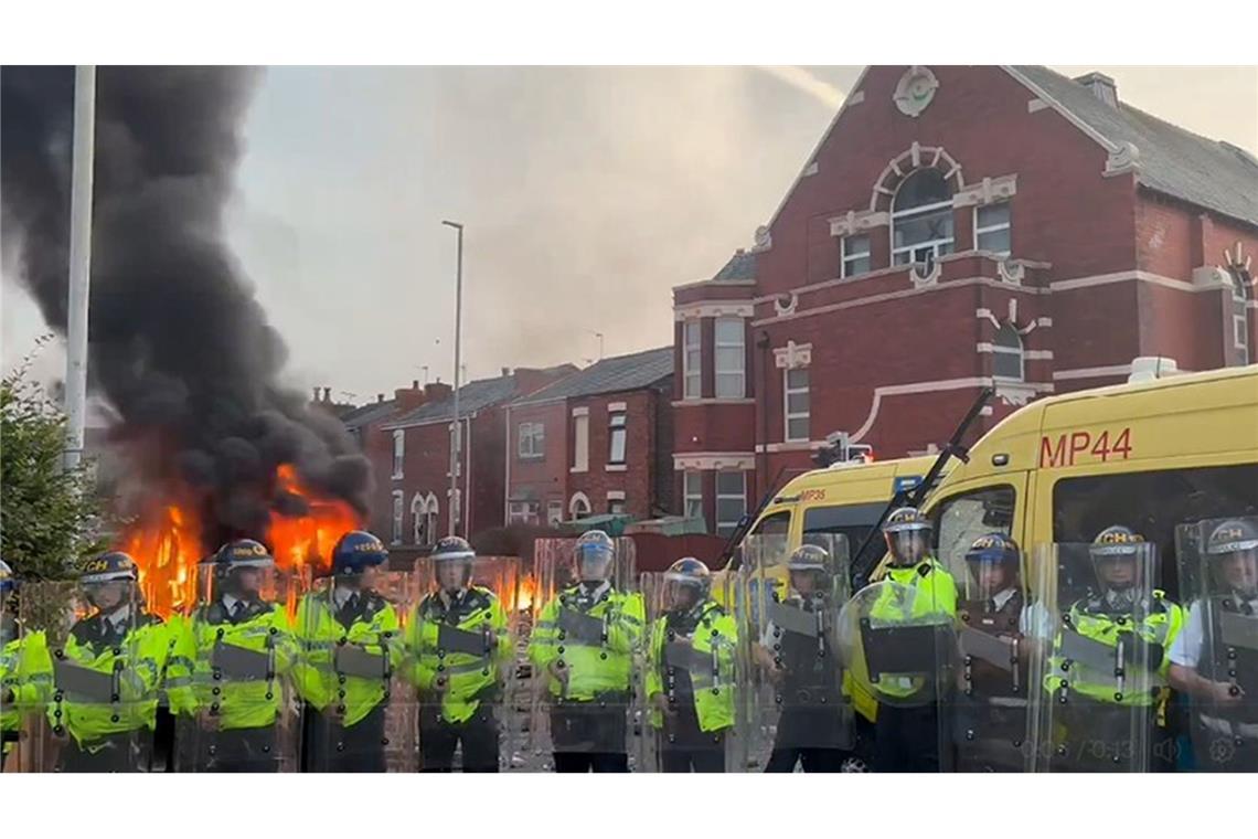 Ein Polizeiwagen ging in Flammen auf.