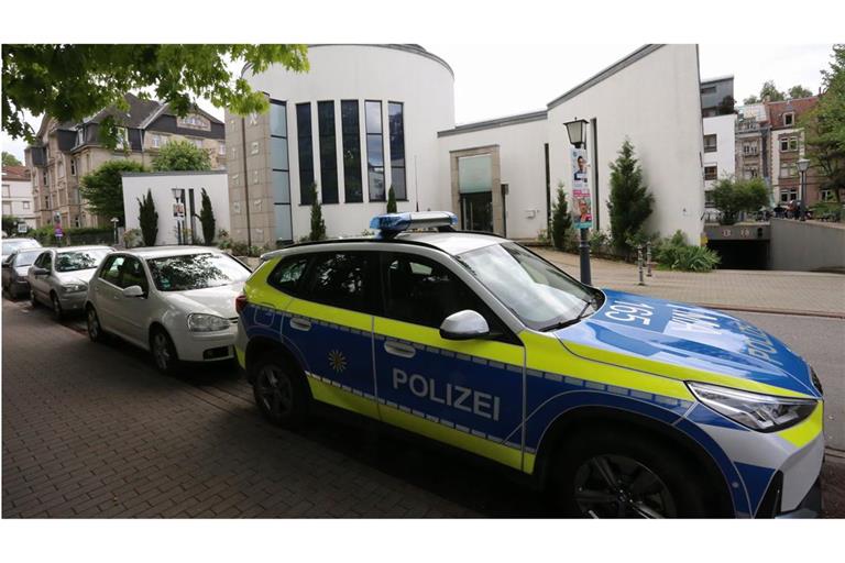 Ein Polizeiwagen steht vor der Neuen Synagoge in Heidelberg. Weil sie einen Anschlag auf die Synagoge in Heidelberg geplant haben sollen, hat die Staatsanwaltschaft gegen drei Männer Anklage erhoben.