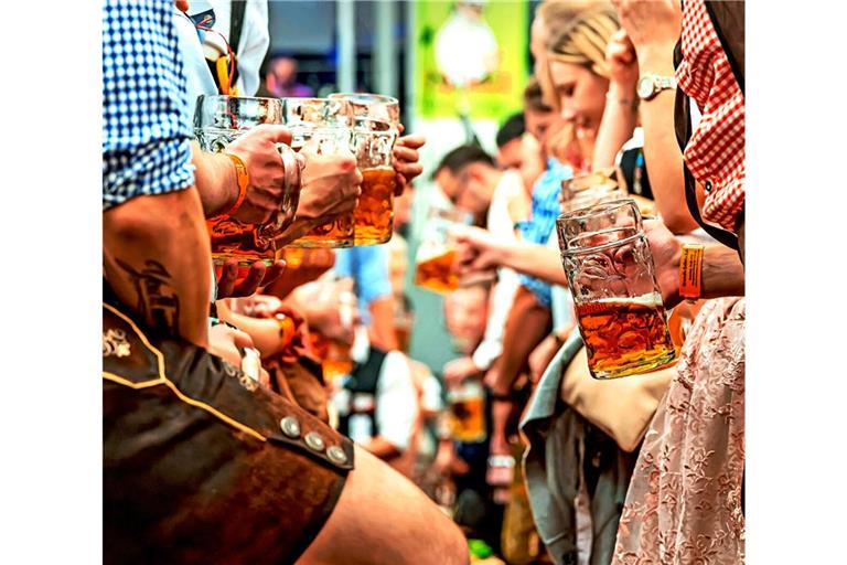 Ein Prosit der Gemütlichkeit, beim Bier muss man wieder etwas mehr bezahlen als im Vorjahr.