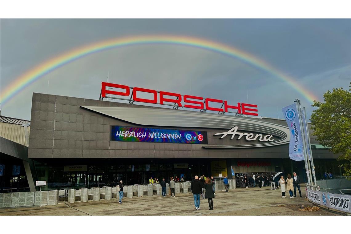 Ein Regenbogen zur Begrüßung der Handballfans in der Porsche-Arena